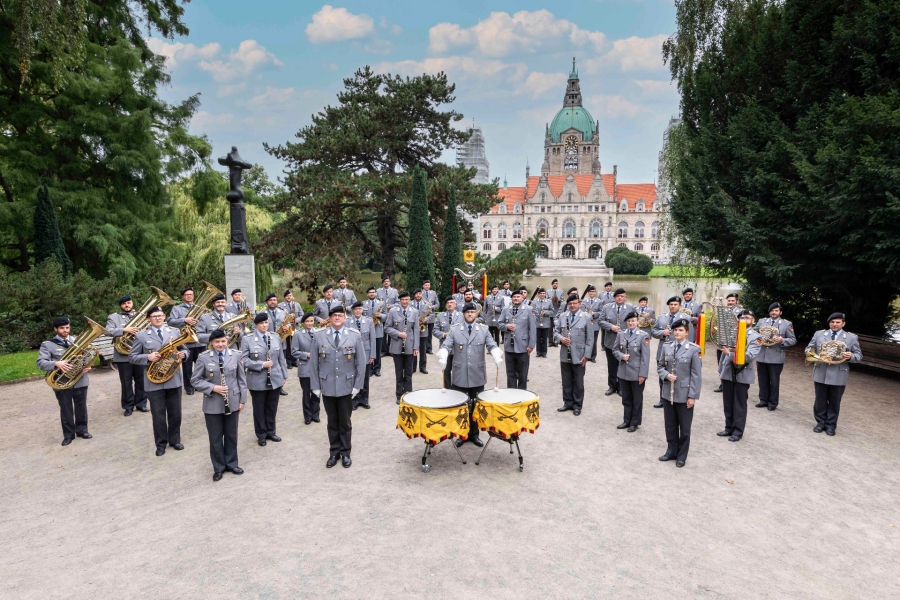 Gemeinsam für den Frieden - Zum Anlass des Jubiläums "70 Jahre Jugendarbeit Volksbund" spielt der Heeresmusikkorp Hannover am 7. März 2023 um 19.30 Uhr im Schützen- und Bürgerhaus Hövelhof © Musikkorp Hannover